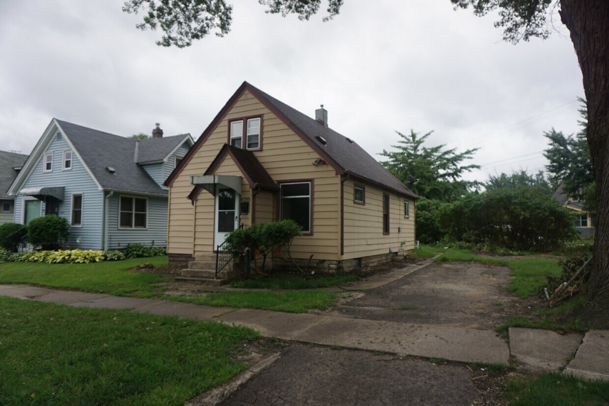 Primary Photo - Quaint single family home with 3 season po...