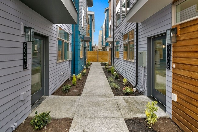 Building Photo - 3 year old Crown Hill townhome