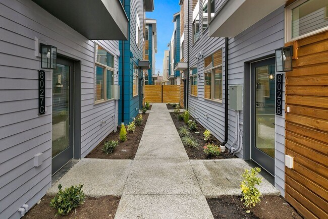 Foto del edificio - 3 year old Crown Hill townhome