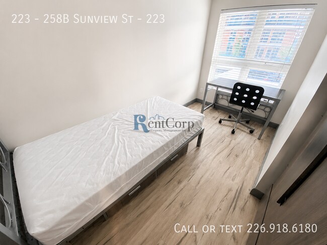 Photo du bâtiment - 258B-258B Sunview St