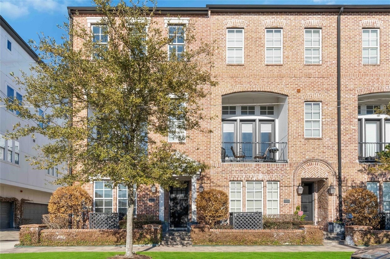 Primary Photo - 1030 Live Oak St