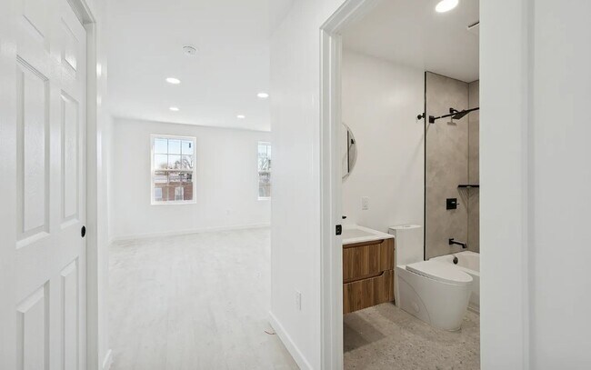 Building Photo - 51 Farson St
