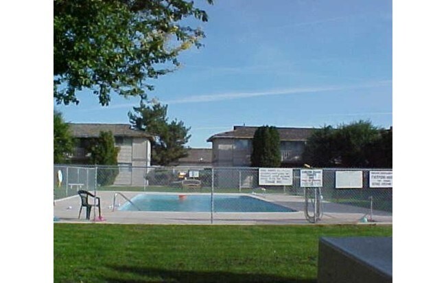 Courtyard & Pool - Sundown Square Apartments