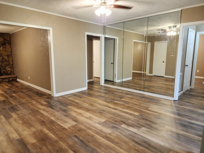 Building Photo - Move in Ready in 77619! Make this 4 Bedroo...