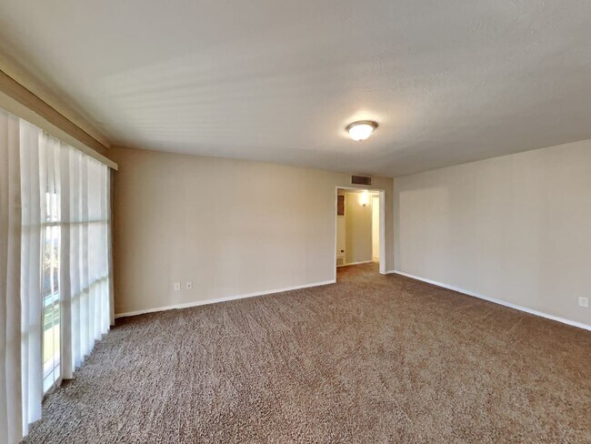 Building Photo - 3036 W Elm St