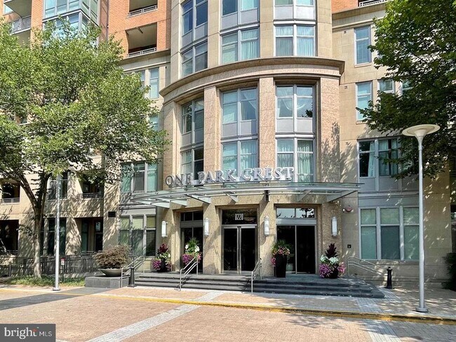 Foto del edificio - 8220 Crestwood Heights Dr