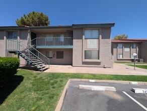 Building Photo - 623 W Guadalupe Rd