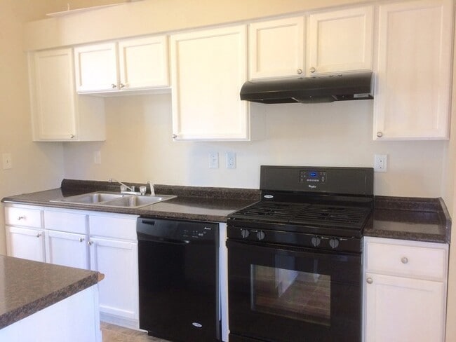 Building Photo - 2063 Raintree Pl