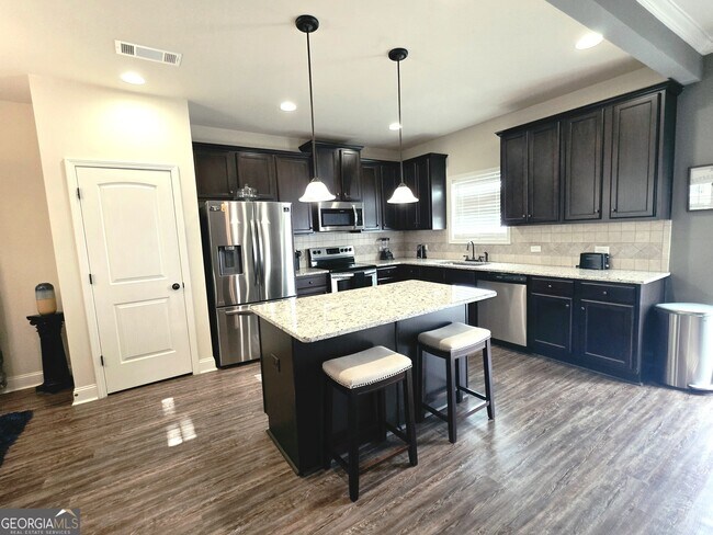 Foto del edificio - 9025 Holder Rd