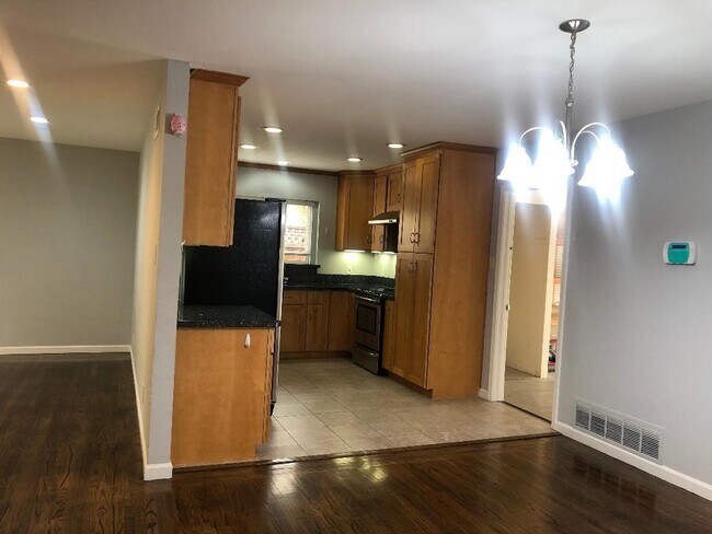 Foto del edificio - 666 Brentwood Dr