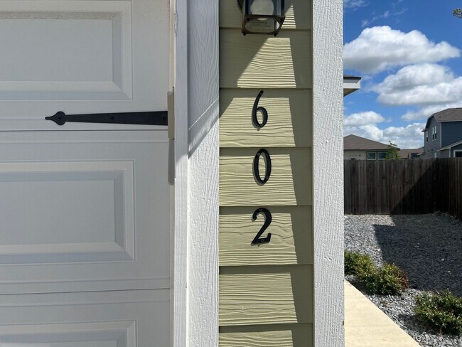 Foto del edificio - 2-Story Luxury duplex in Seguin