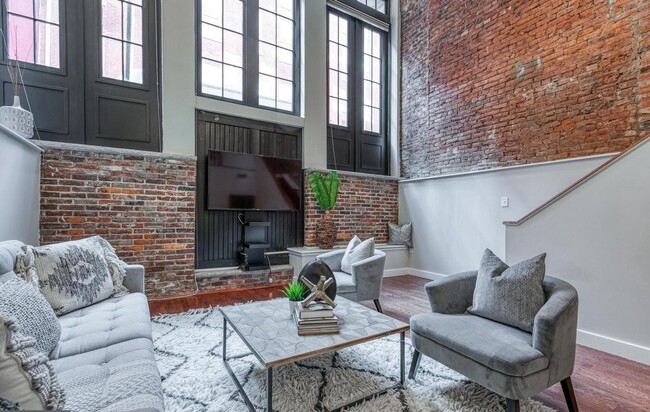 Building Photo - Sprawling Old City Stunner