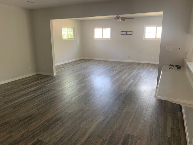 Great Room w/Family Room - 6533 Almar St