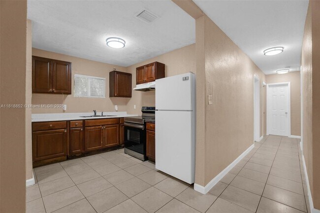 Foto del edificio - 2201 NW 7th Ct
