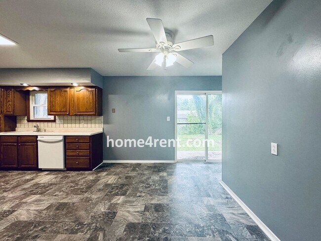 Foto del edificio - A Fantastic Ranch Home in Olathe with Wood...