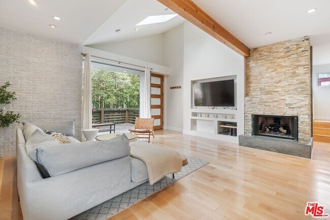 Foto del edificio - 678 Broadway St