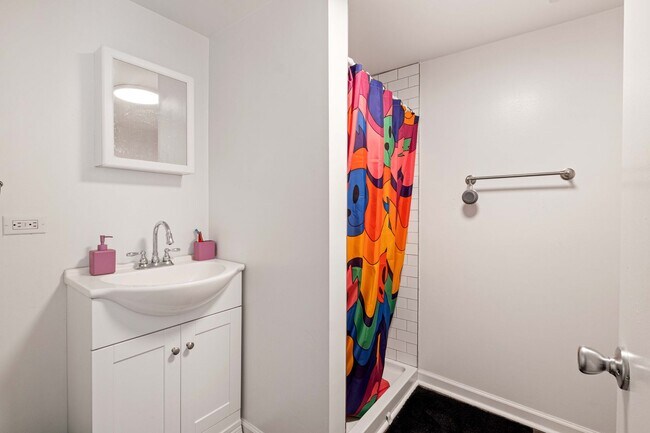 Building Photo - Luxury 4 bed, 2 bath south side rental