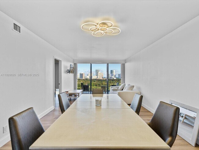 Foto del edificio - 20335 W Country Club Dr