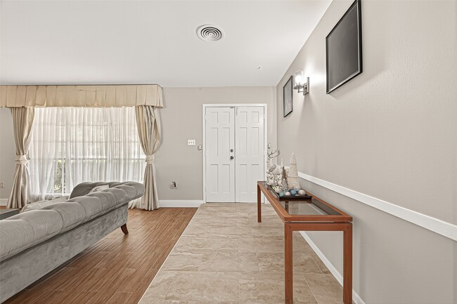 Foto del edificio - 9310 Cliffwood Dr