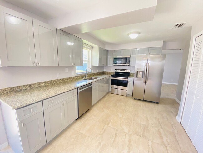Foto del edificio - Beautiful 3 Bedroom House in Quiet Ormond ...