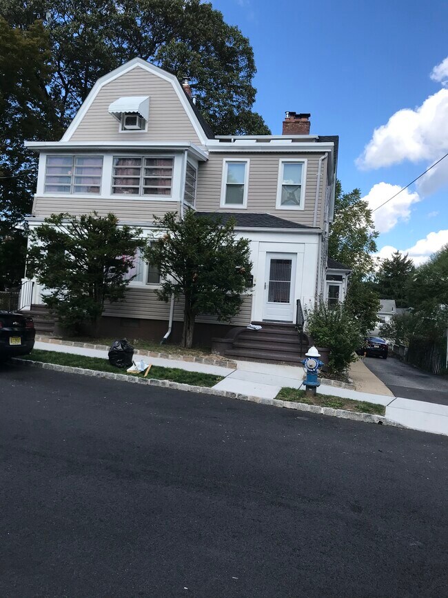 Building Photo - 35 Maple St