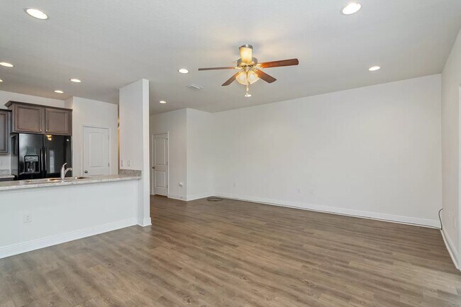 Building Photo - 173 Iron Horse Dr E