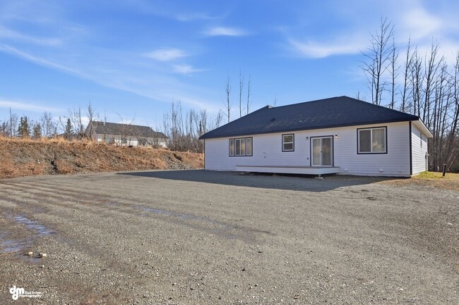 Building Photo - 4 Bedroom | 2.5 Bathroom | 2 Car Garage - Convenient Location!