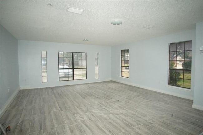 Building Photo - 2525 Seven Hills Dr