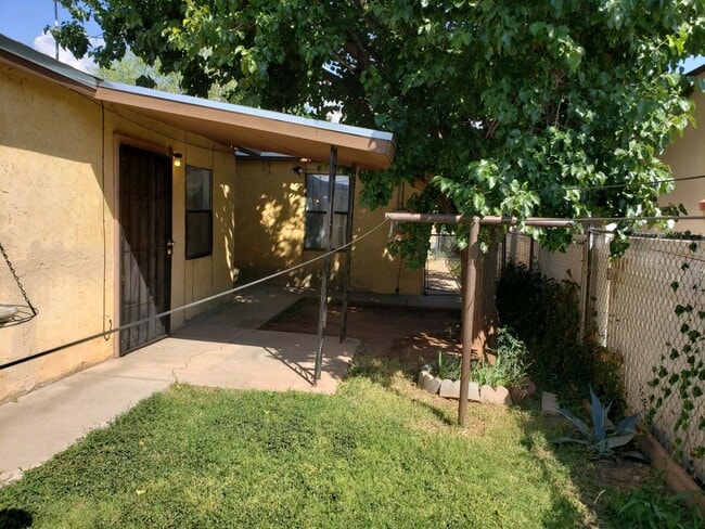 Foto del edificio - Small 2 bedroom 1 bath Apartment