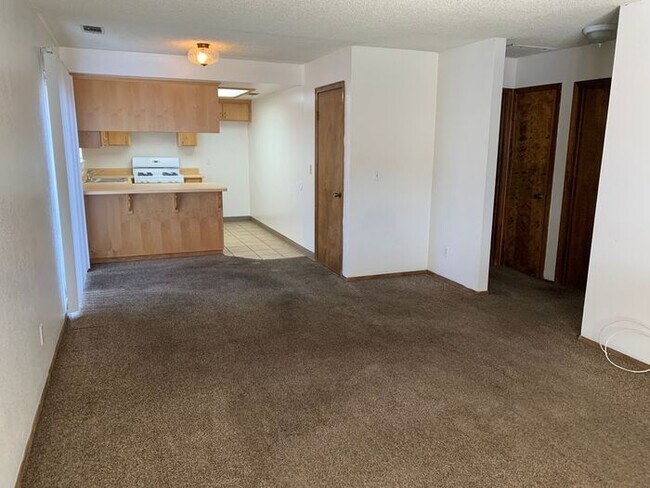 Foto del edificio - Nice front unit available on Demaree!