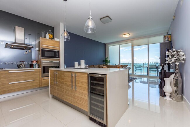 Photo - 2020 N Bayshore Dr Apartment