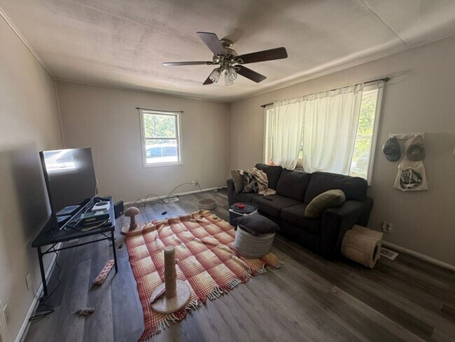 Foto del edificio - Inviting 2 Bed, 1 Bath Home in Peaceful Urbana Neighborhood