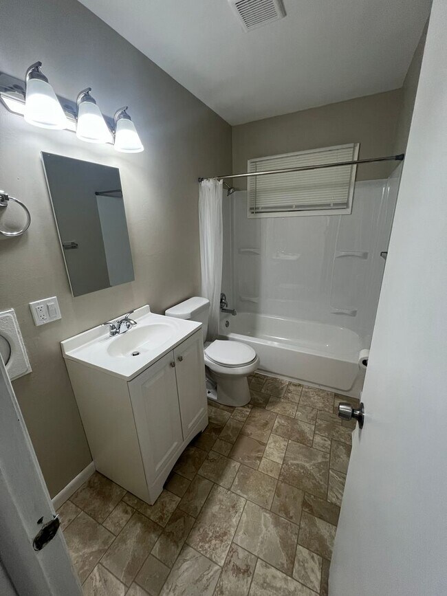 Foto del edificio - Updated, 2 Bedroom Ranch with Full Basement