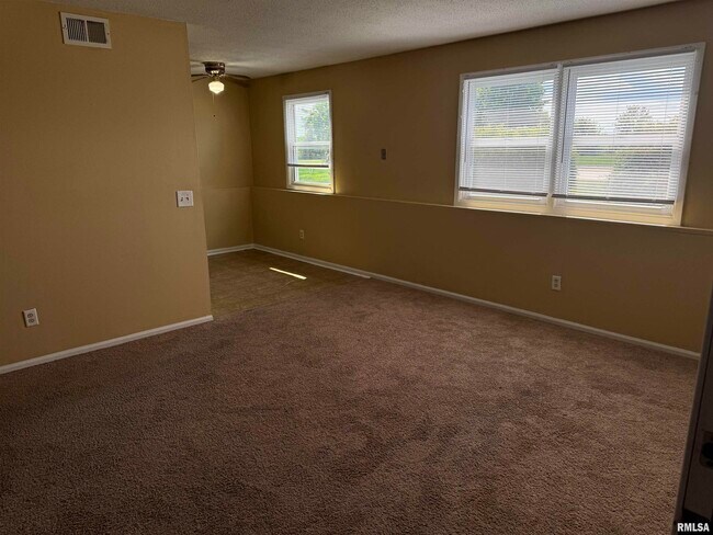 Foto del edificio - 415 W Cedar Ln Dr