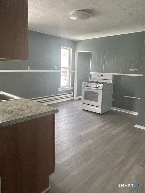 Foto del edificio - 20 Lounsbury Ave