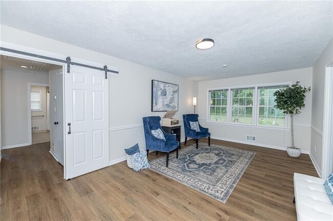 Foto del edificio - 472 Edwards Ct NW