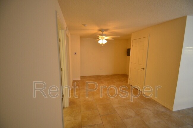Building Photo - 810 Eresken Ave