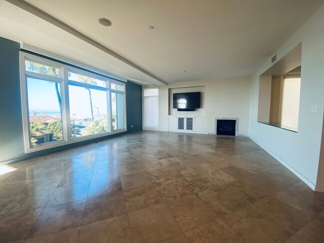 Building Photo - Enormous 2 Bedroom 2 Bath Plus Den with Oc...