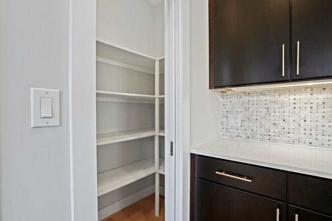 Foto del edificio - 3579 13th St NW