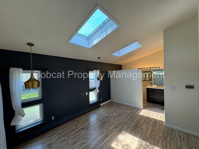 Building Photo - 3 Bed, 2 Bath Home Located in West Carson ...