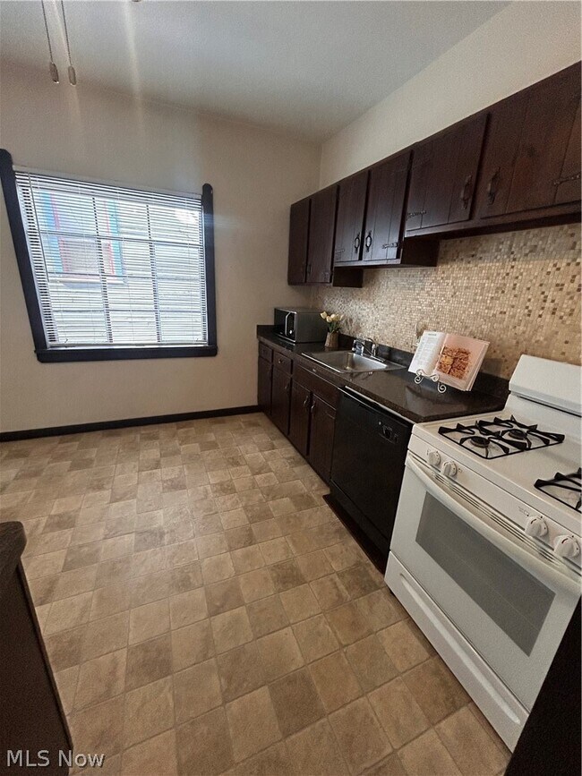 Building Photo - 1707 W 31st Pl