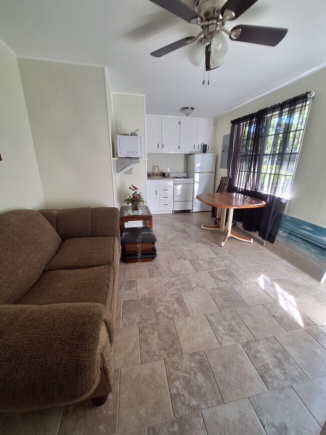 Foto del edificio - 321 W 5th St