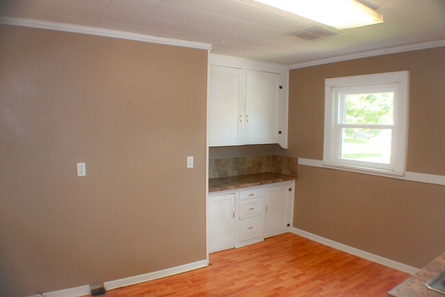 Building Photo - 612 N Custer St