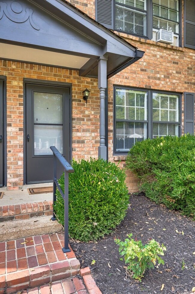 Building Photo - Awesome 2BE/1.5BA duplex in fantastic location in Nashville!