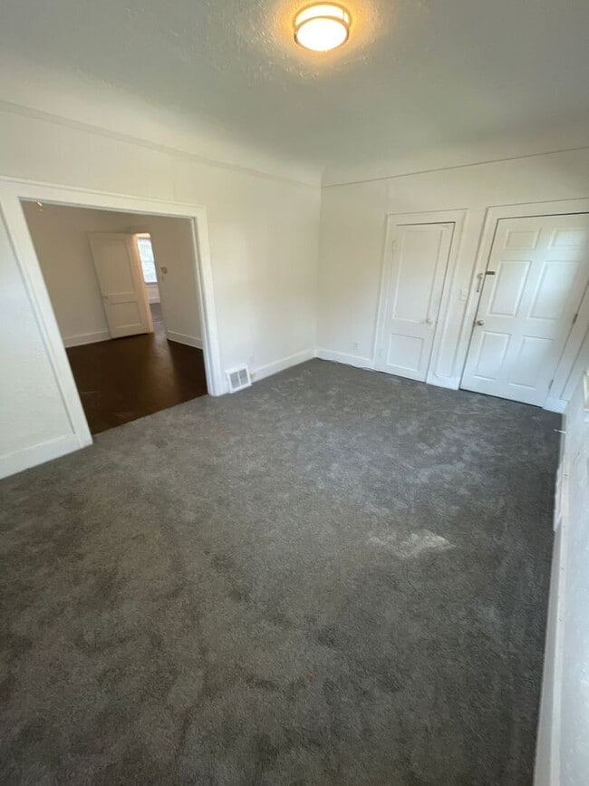 Building Photo - 2 Bedroom 1 Bathroom Multi-Family Home in Allen Park- 1st Floor Flat