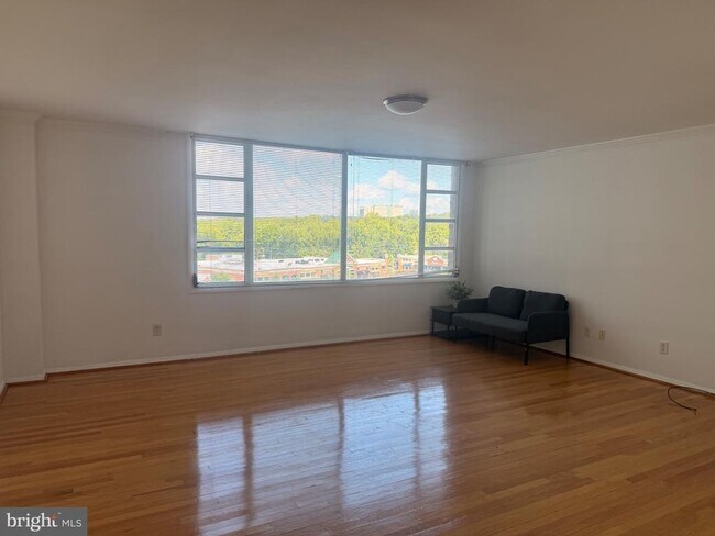 Foto del edificio - 4600 Duke St