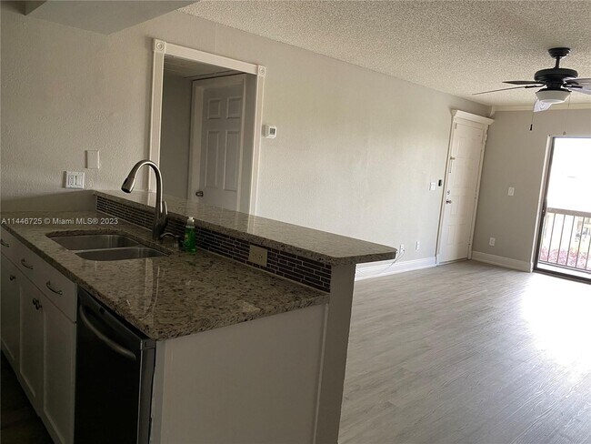 Building Photo - 5321 Summerlin Rd