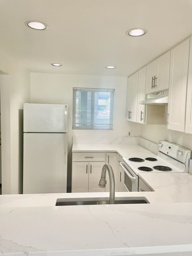 Foto del edificio - 2 WEEKS FREE RENT! Remodeled 2 bdrm 2 bath...