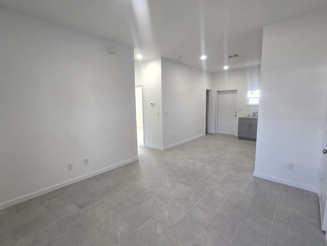 Foto del edificio - Brand-New Modern 2BR/2BA Home with Garage on Oversized Lot – Prime SW Lehigh Acres Location