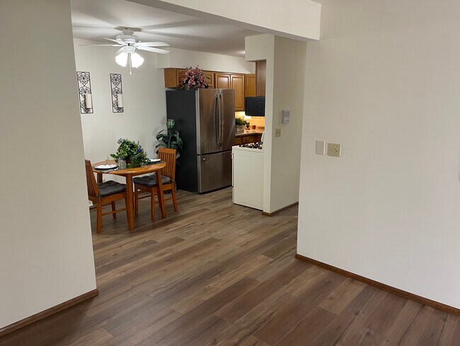 Comedor y cocina - 6850 W Kathleen Ct